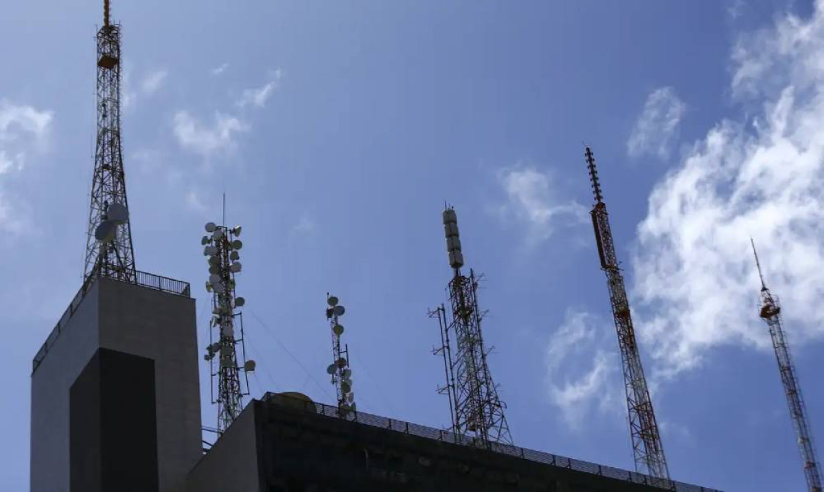 Regularização de postes pode reduzir tarifas em R$ 6 bi
