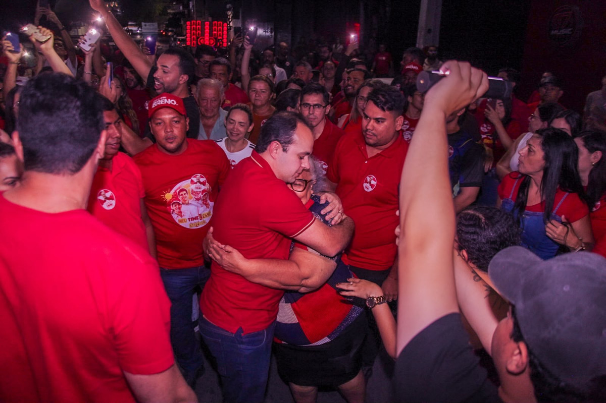 Breno Araújo reúne apoiadores em carreata e porta a porta no Bom Jesus, em Serra Talhada