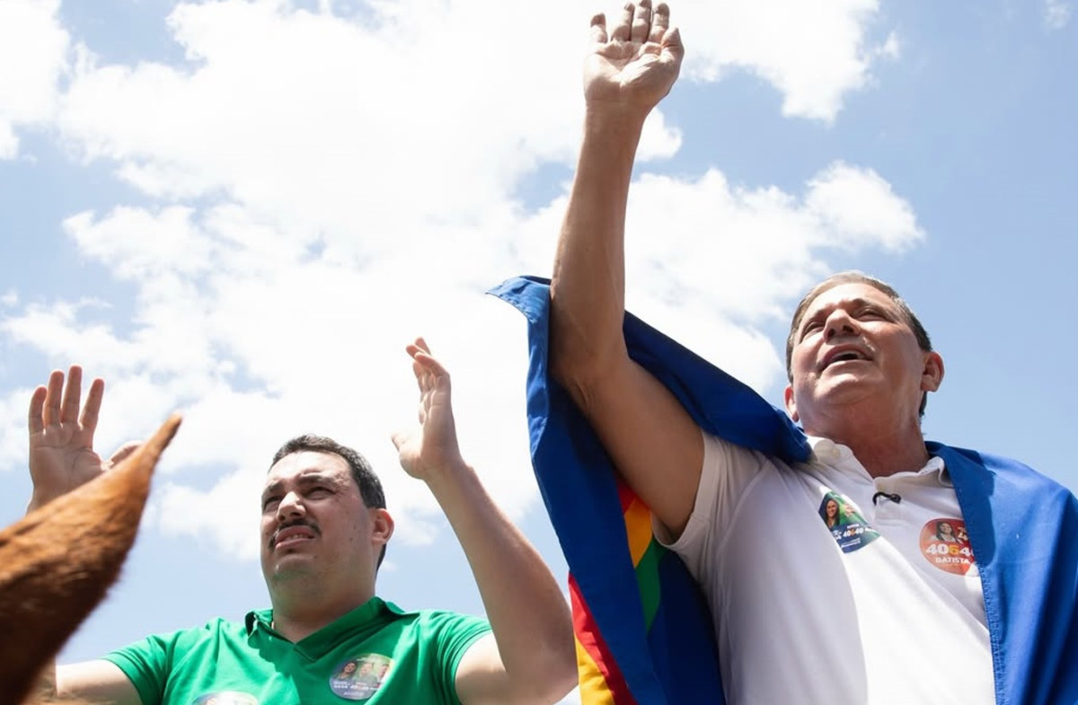 Chaparral e Batista Cabral participam de desfile dos vaqueiros que abre semana da Vaquejada de Surubim