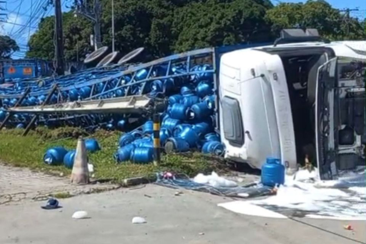 Caminhão carregado com botijões de gás tomba próximo à Ponte do Limoeiro