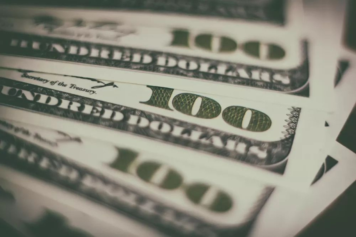 Dólar oscila perto de R$ 5,21 com mercado atento à desaceleração da economia
