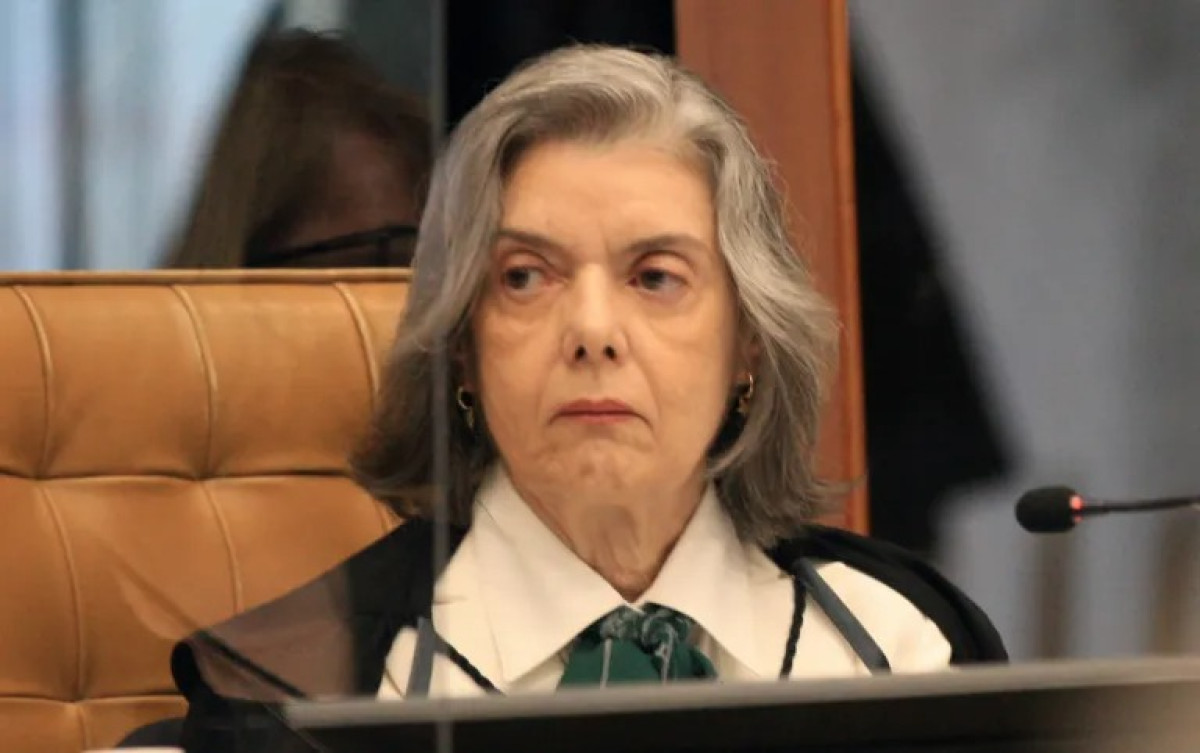 Democracia brasileira deve ser fortalecida sem interferências externas, diz Cármen Lúcia