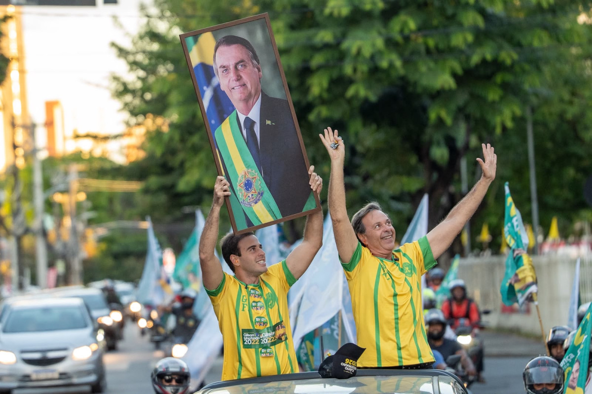 Gilson Machado e Gilson Machado Filho levam quadro de Bolsonaro para carreata