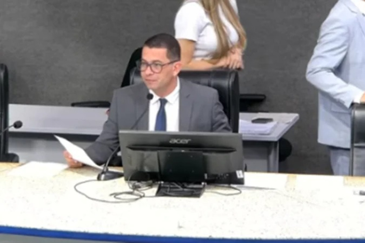 Presidente da Câmara de Vitória é flagrado xingando com microfone aberto