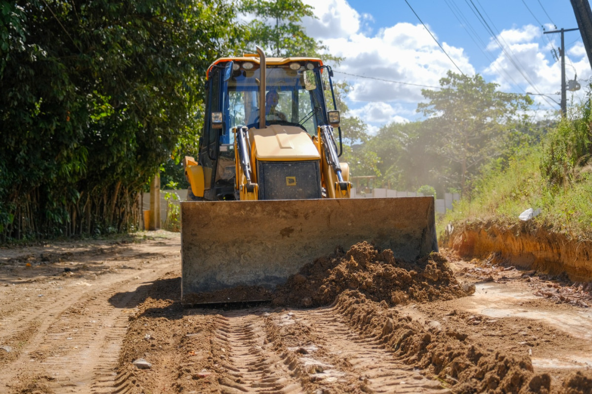 Prefeitura do Paulista e Cehab realizam obras de pavimentação e infraestrutura na Estrada do Catolé, na Jaguarana