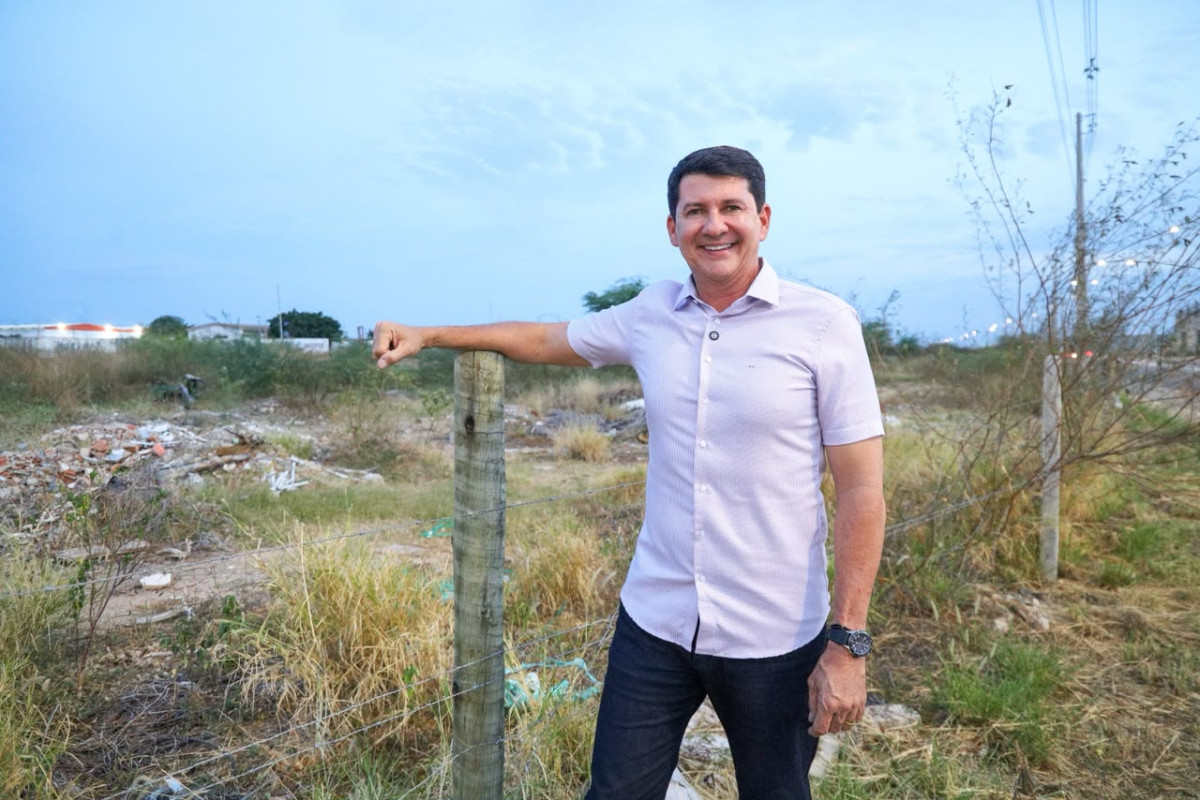 Prefeito Simão visita terreno no distrito industrial onde serão construídos novo hospital e maternidade de Petrolina