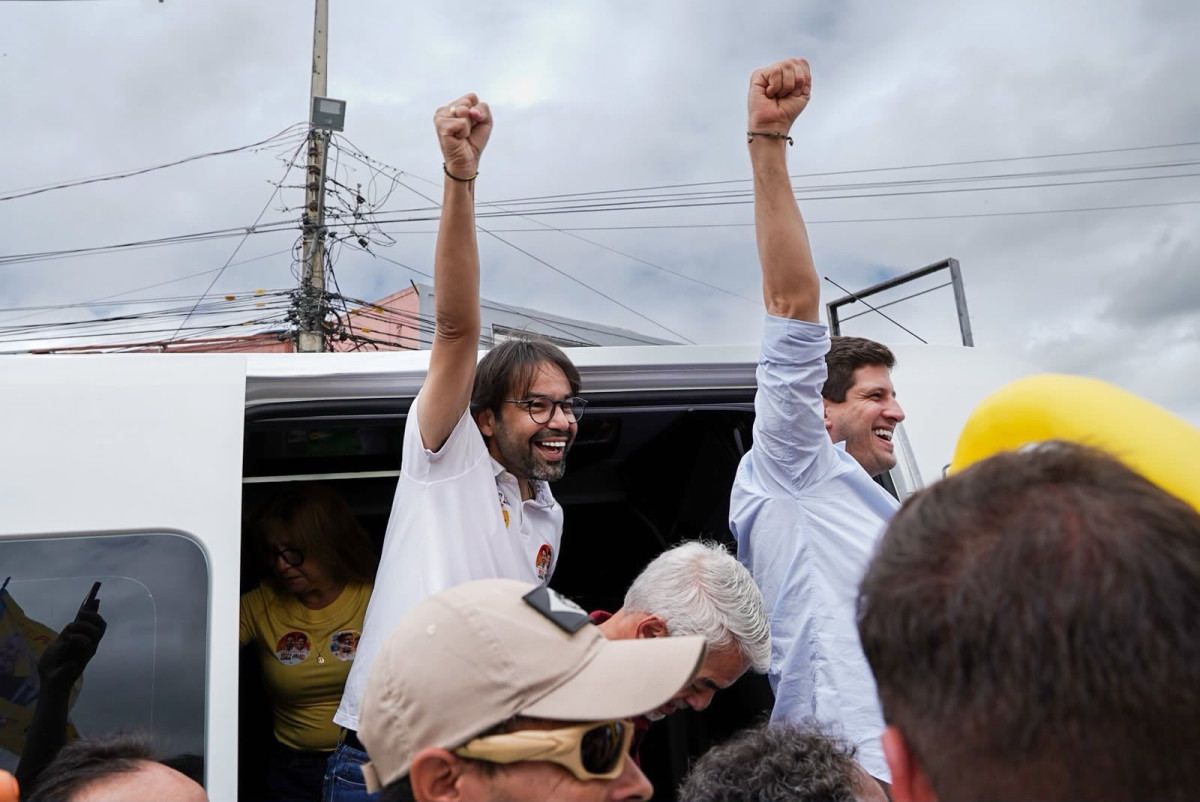 Caminhada e carreata com João Campos e Diogo Moraes ocupam ruas de Vertentes
