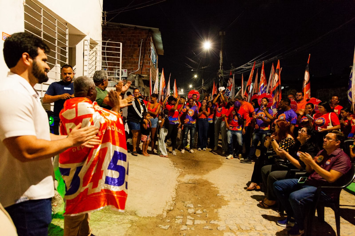 Em Paulista, César Ramos tem reunião seguida de caminhada com apoiadores e lideranças