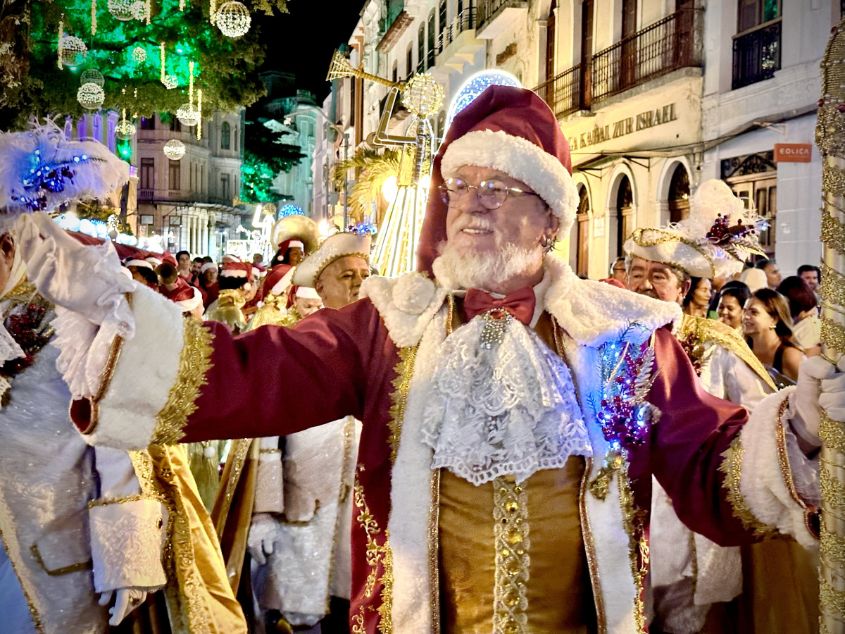 Tadeu Calheiros entrega Título de Cidadão do Recife ao artista plástico e cofundador do bloco “O Bonde”, Gilberto Beduschi