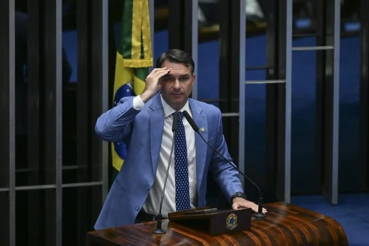Assessora de Flávio negociou emenda com miliciano do caso Marielle