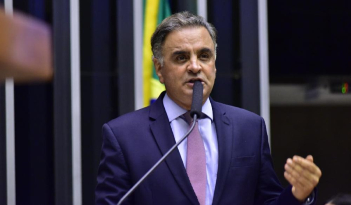 Aécio Neves anuncia que está fora das eleições deste ano