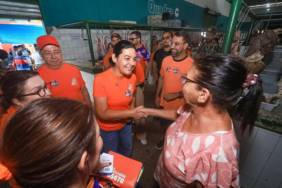 Viviane Facundes percorre Feira Livre de Bezerros ao lado do prefeito Joselito Gomes