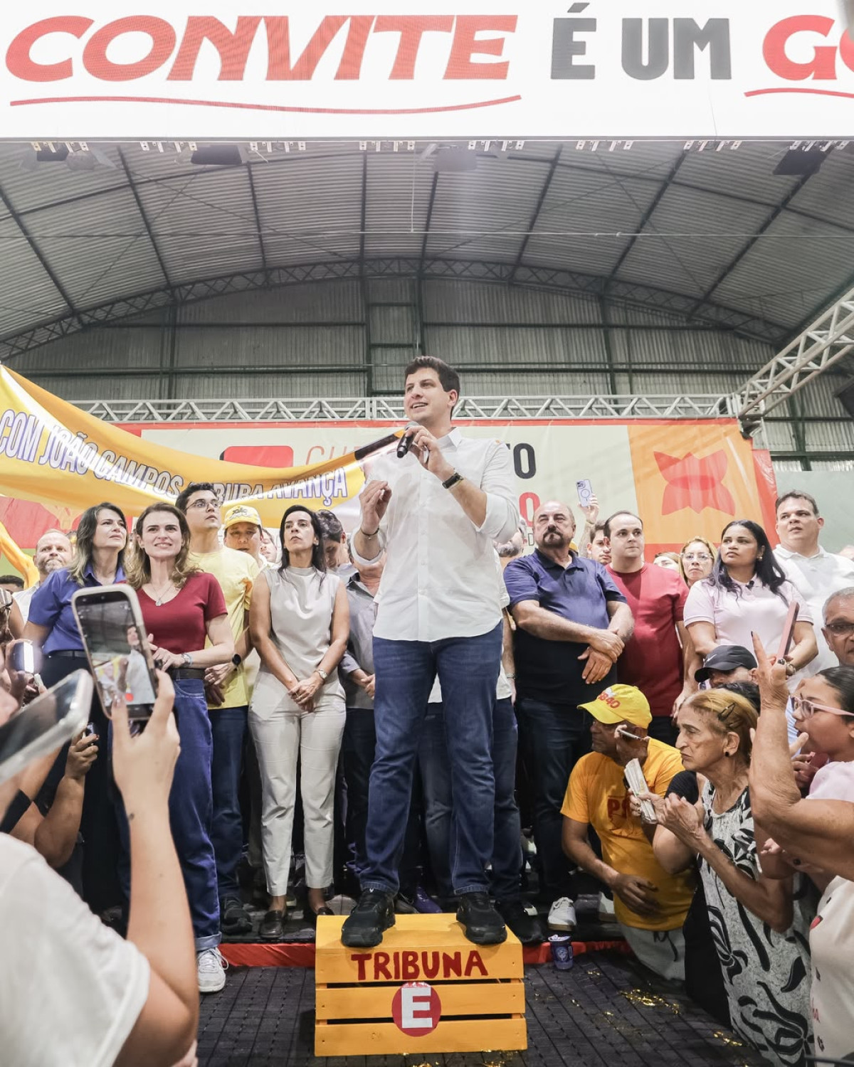João Campos é aclamado por multidão em plenária do Chega Junto Pernambuco no Ibura
