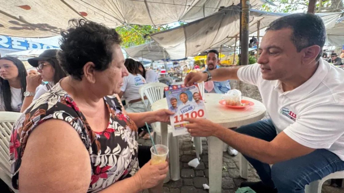 Léo do Ar reforça campanha com visitas presenciais e passagem pela feira de Bezerros