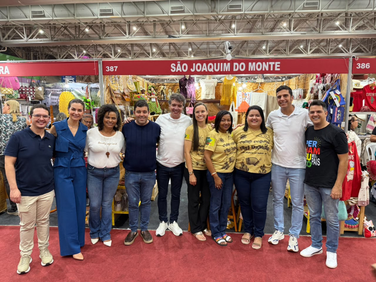 Prefeito Duguinha Lins visita estande de São Joaquim do Monte na Fenearte e reforça incentivo à cultura local