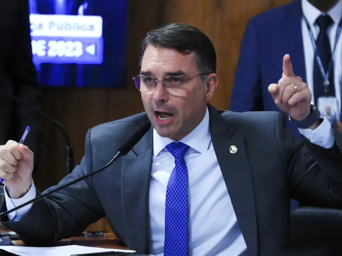 “Defender mulher de agressor é pauta de direita”, afirma Flávio