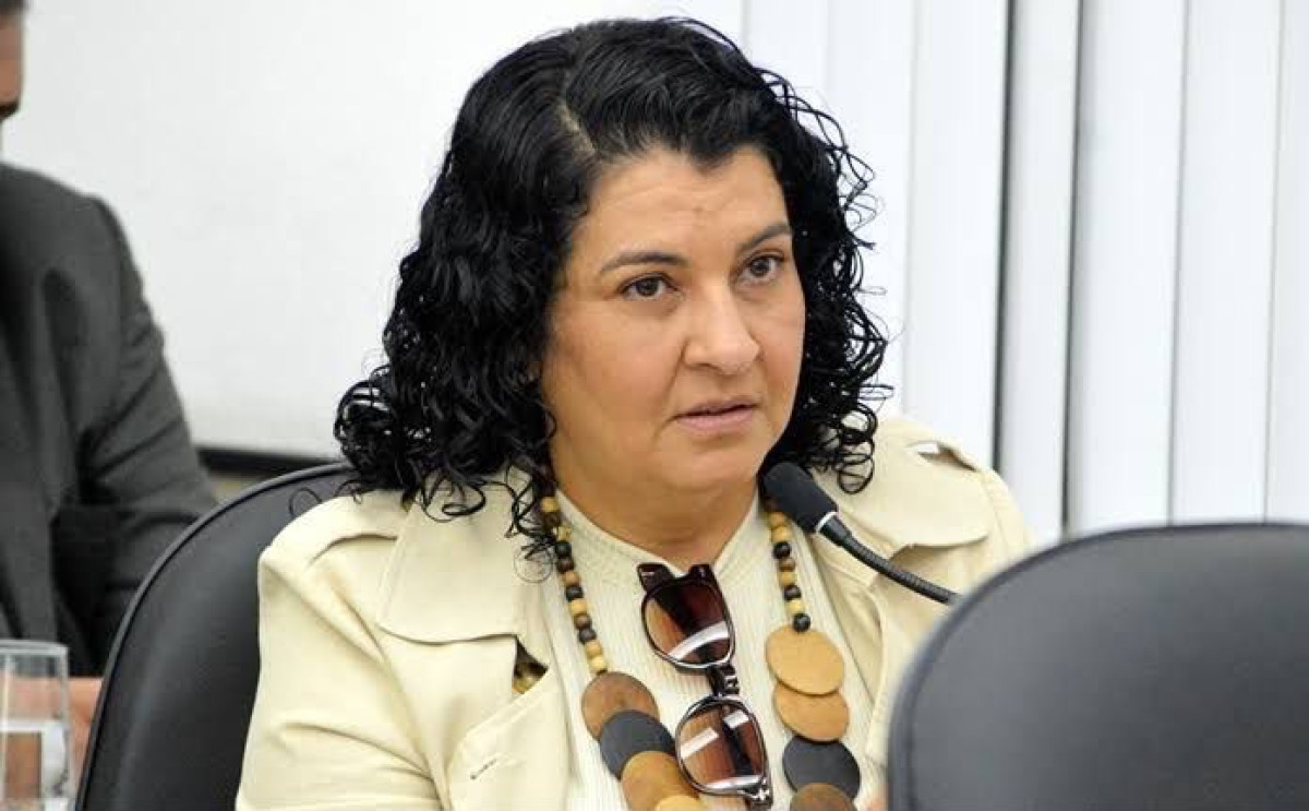 TCE-PE multa vereadora Ninha Professora por falhas cometidas quando era secretária de Educação de Gravatá