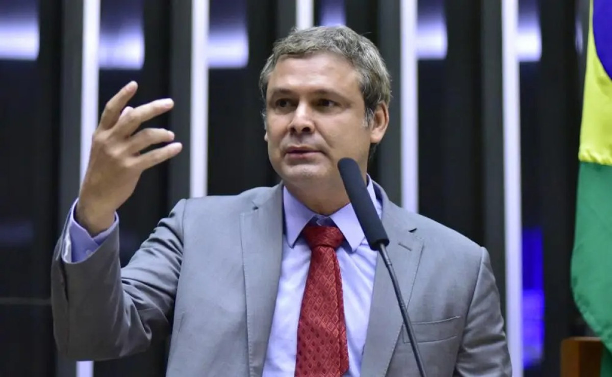 Lindbergh diz que bolsonarismo é “inimigo das mulheres”