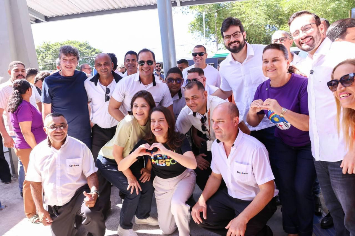 Em Igarassu, César Ramos acompanha professora Elcione e Raquel Lyra durante entrega de creche
