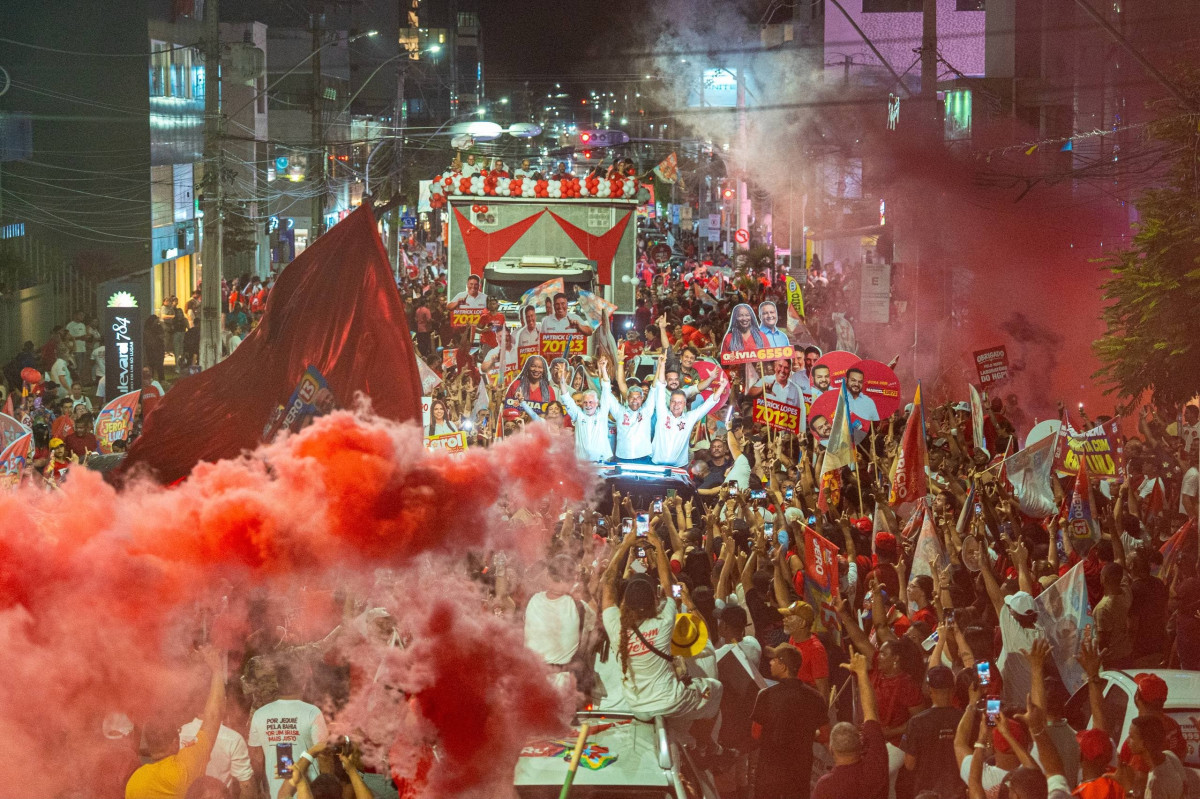 Jerônimo, Rui Costa e Jaques Wagner comandam mar vermelho em Jequié com mais de 20 mil presentes
