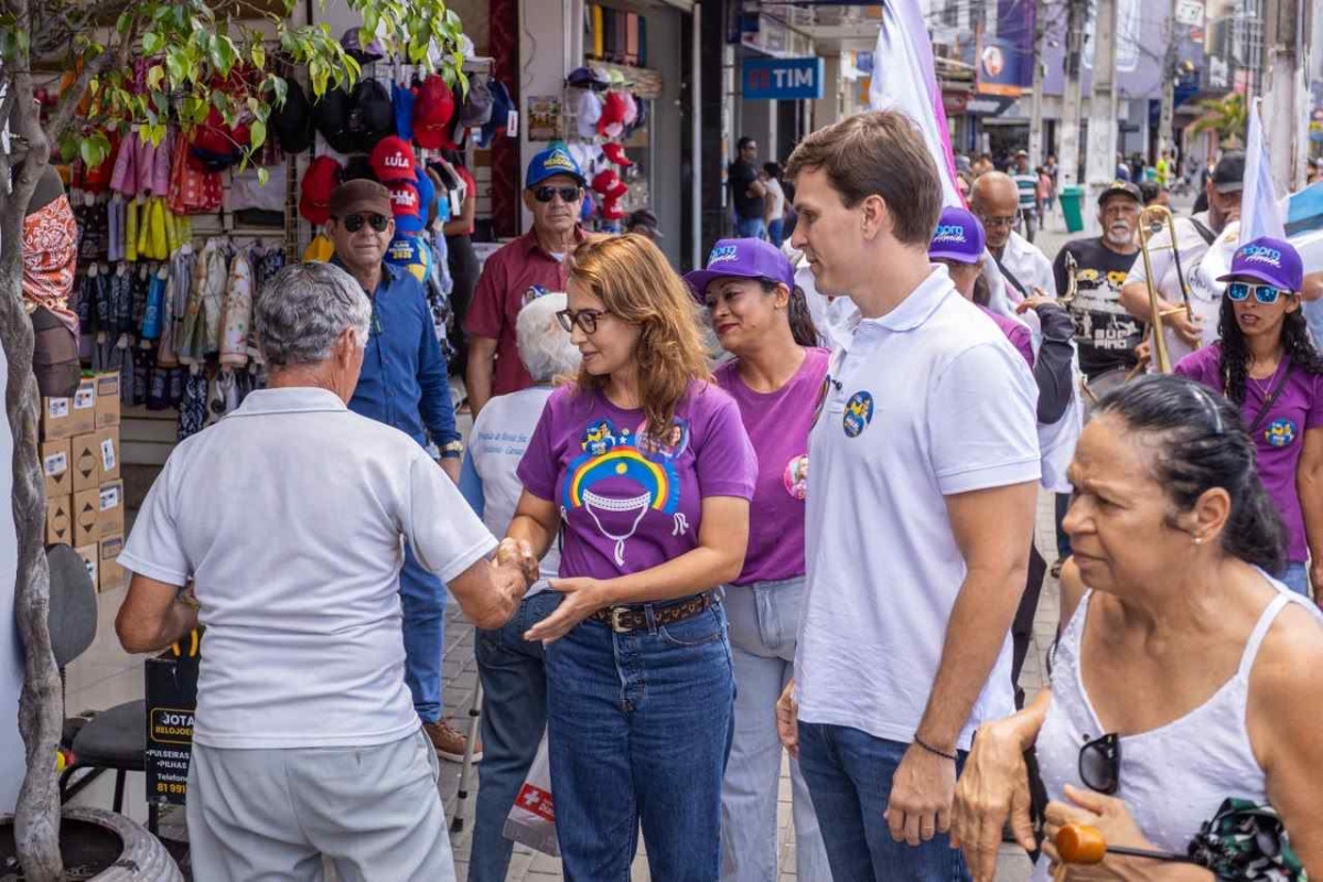 Débora Almeida realiza caminhada no comércio de Caruaru e atos políticos em Lajedo