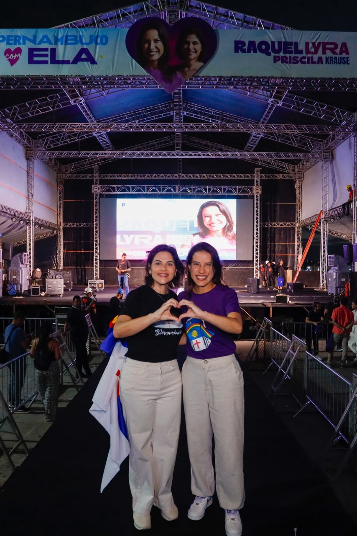 Raquel e Priscila acompanham montagem da convenção deste domingo