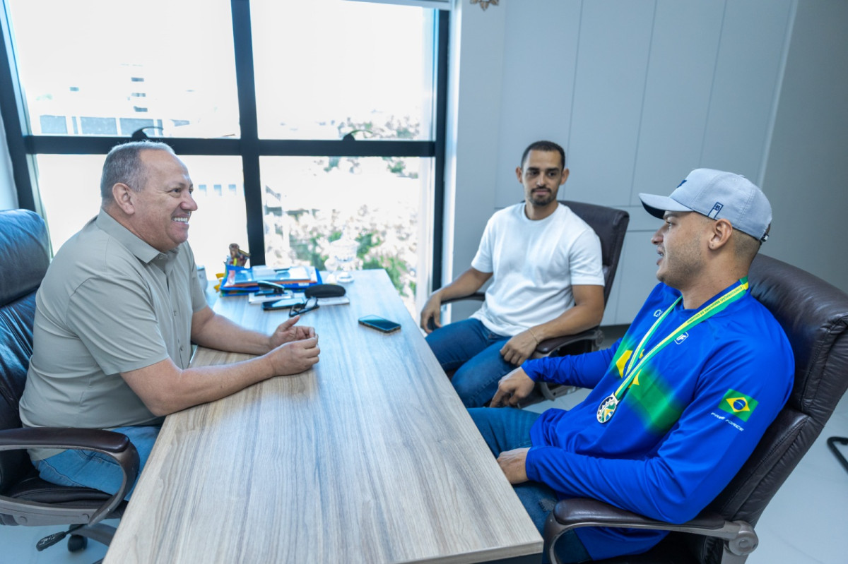 Ciclista Henrique Lima, campeão brasileiro de Downhill, é recebido na Prefeitura de Santa Cruz do Capibaribe