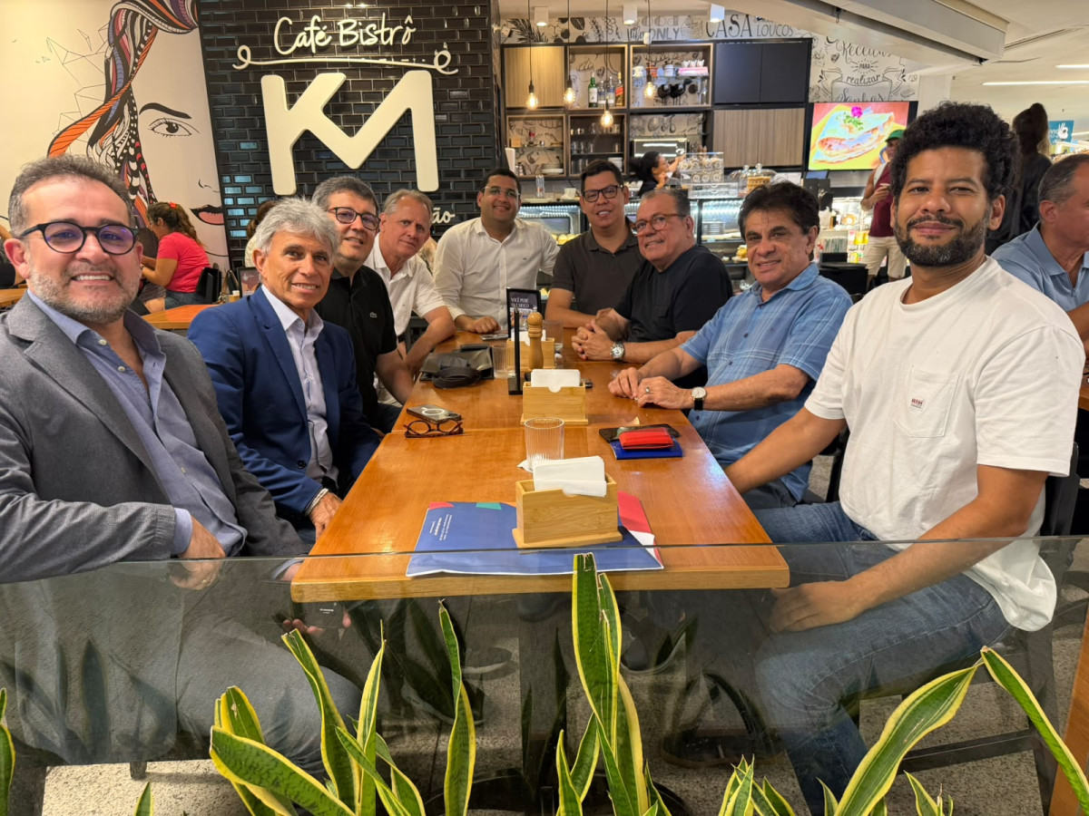 Embaixador Aristeu Plácido reúne amigos para encontro marcado pelo diálogo e pela política de Pernambuco