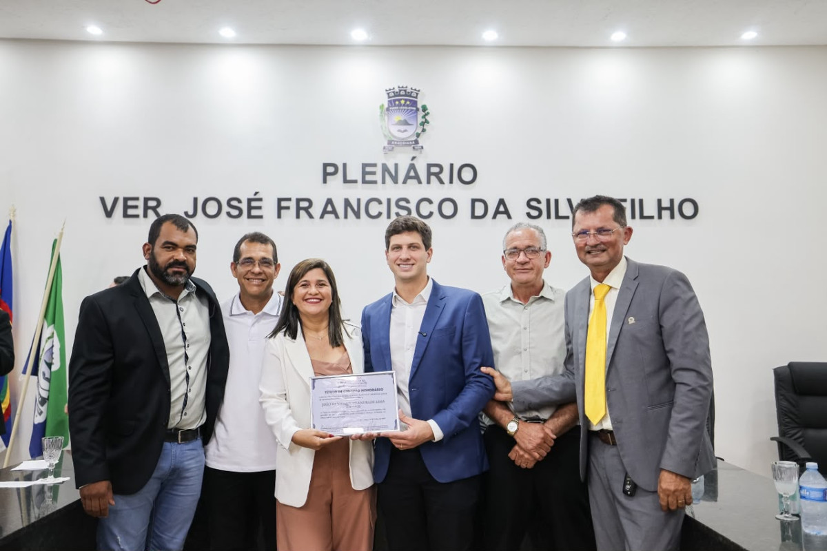 João Campos recebe título de cidadão de Araçoiaba