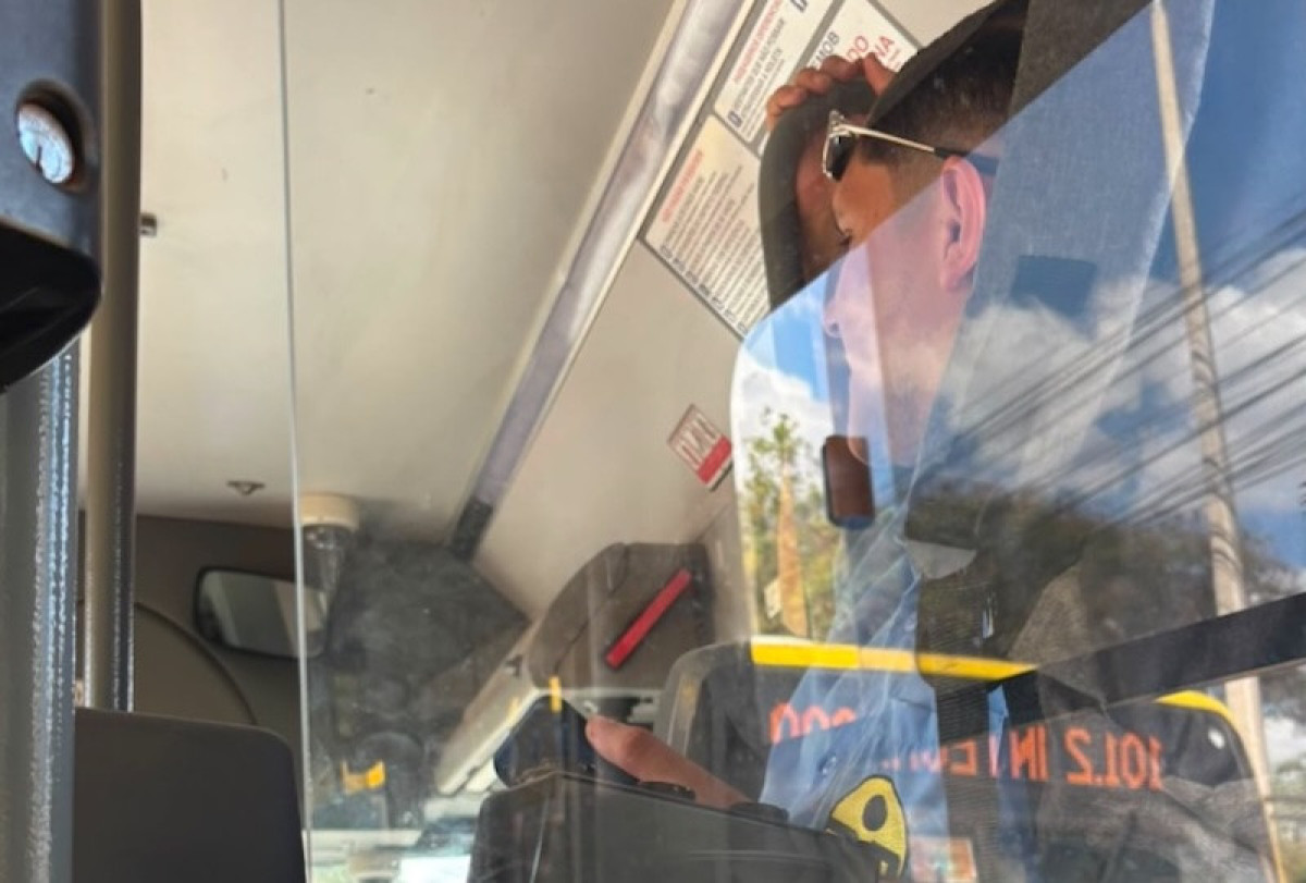 Empresa de ônibus diz que irá ‘investigar’ cobrador flagrado se masturbando