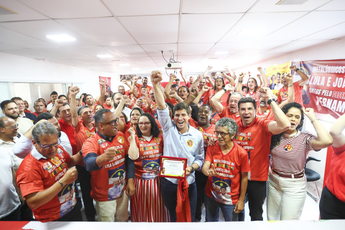 Metalúrgicos anunciam apoio a João Campos, que assina compromissos por mais indústria e emprego em Pernambuco