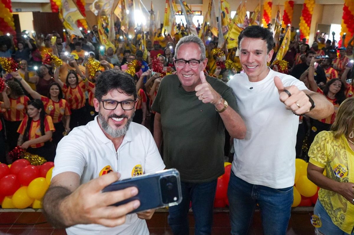 Quatro municípios, comícios e intenso corpo a corpo com o eleitor na agenda dominical de Álvaro Porto 