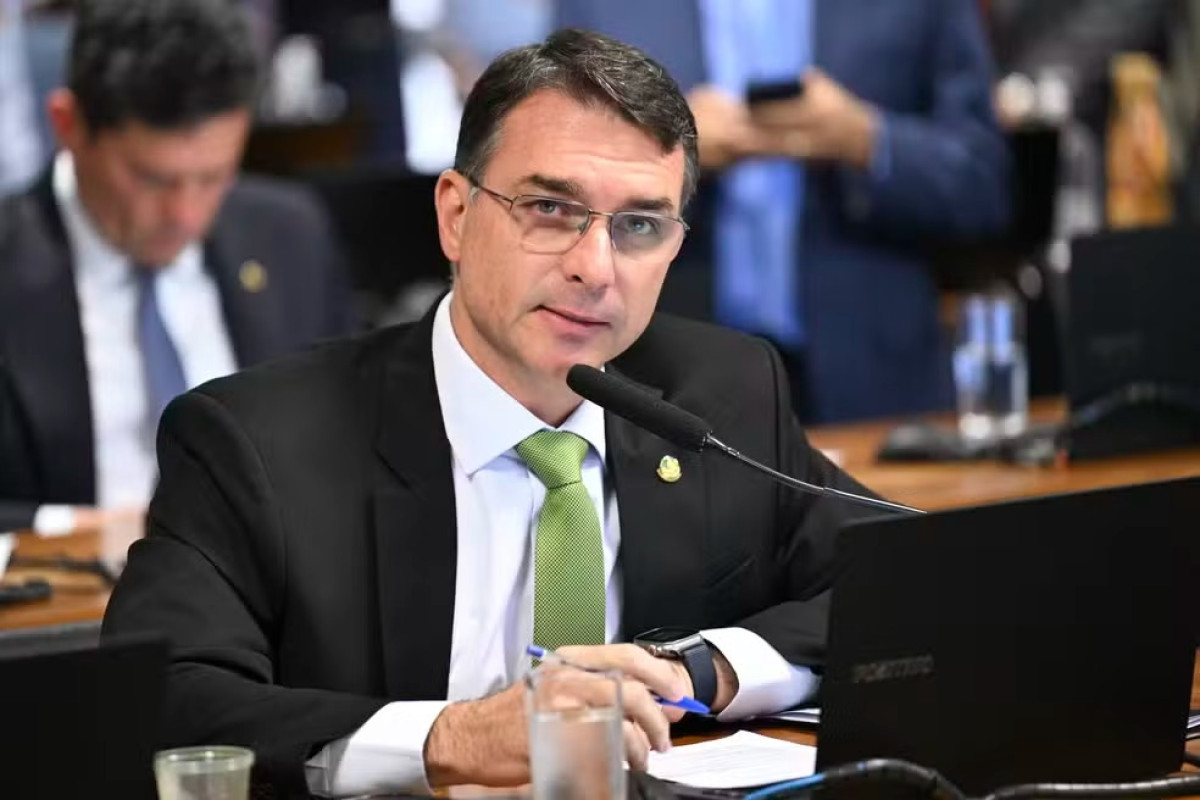 Flávio Bolsonaro envia defesa por escrito e não depõe à PF