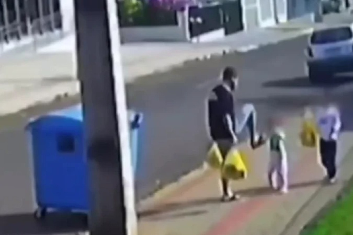 Pai é flagrado chutando o rosto da filha de 3 anos em rua no Paraná