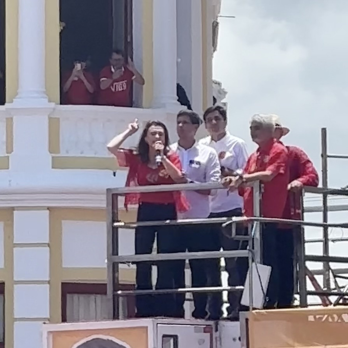 Marília sobe o tom contra o bolsonarismo e chama Flávio Bolsonaro de “maloqueiro” em ato com Lula no Recife