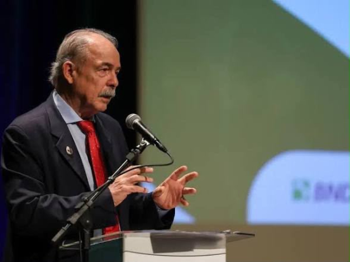 País corre risco de nacionalizar a cultura da milícia com eleição de Flávio Bolsonaro, afirma Mercadante