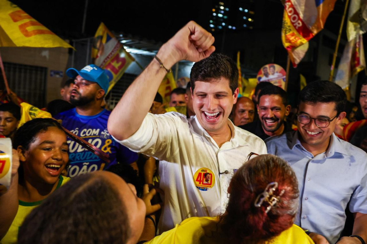 No Recife, João Campos leva propostas e conversa com moradores na Ilha de Joaneiro e na Madalena