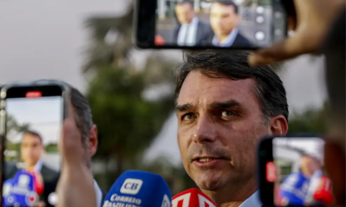 Moraes manda PF ouvir Flávio em investigação por calúnia contra Lula