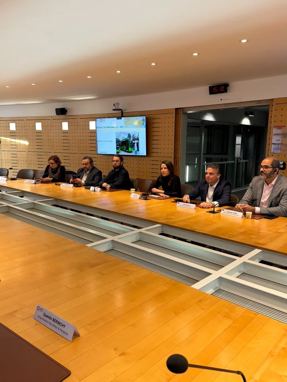 Em Paris, governadora Raquel Lyra discute modernização da frota de ônibus da RMR e abastecimento de água com Agência Francesa de Desenvolvimento