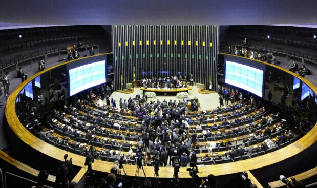PSB e PDT discutem federação partidária de olho nas eleições de 2030