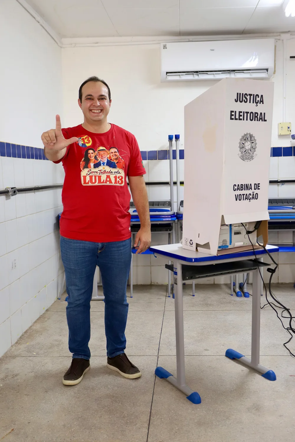 “Votei com a certeza de que o Brasil precisa continuar avançando”, diz Breno Araújo ao votar neste domingo