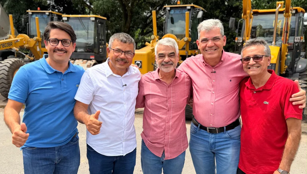 Humberto Costa entrega R$ 4,3 milhões em máquinas e caminhões para 12 municípios de Pernambuco