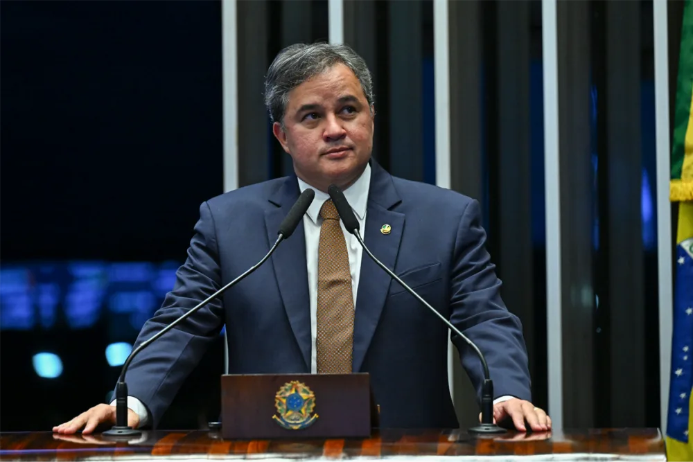 Efraim chama apreensão de passaporte de Flávio de antidemocrática