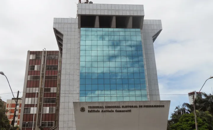 Perfis favoráveis a João Campos sofrem punição da Justiça Eleitoral por publicações que faziam associações falsas entre Raquel Lyra e Rodrigo Carvalheira 