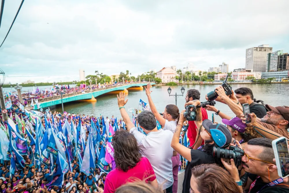 “O que nos une é o amor a Pernambuco”, afirma Raquel Lyra em grande caminhada com Eduardo da Fonte no Centro do Recife
