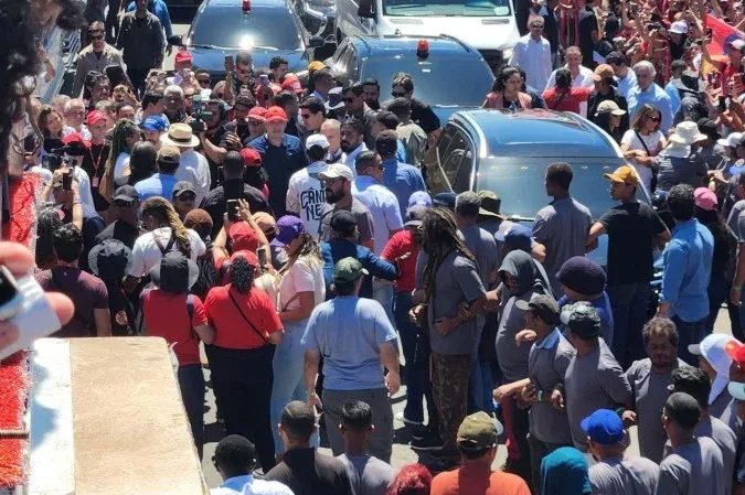 Lula chega à Ceilândia e percorre a cidade em carro aberto