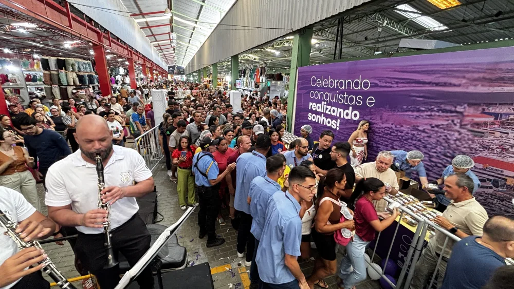 Corte do bolo gigante em comemoração ao aniversário de 20 anos do Moda Center acontece nesta sexta-feira