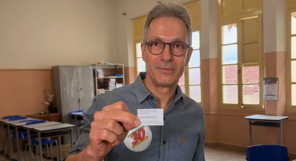 Zema diz que não foi alertado sobre uso do celular antes de entrar na cabine de votação