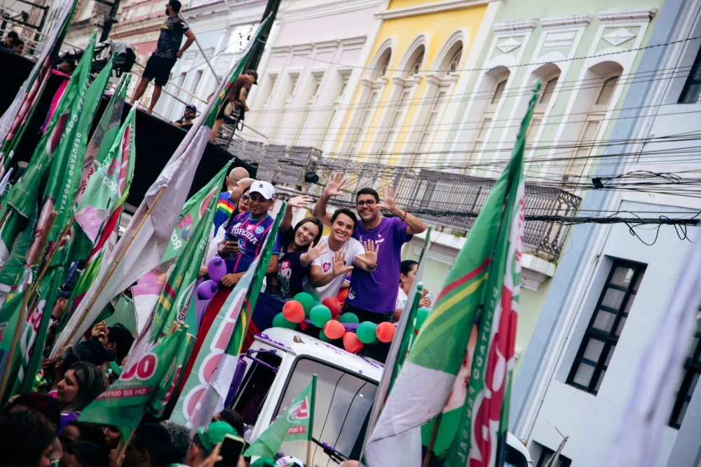 Coordenador da campanha na RMR, Diego Cabral participa ao lado de Raquel Lyra de grande caminhada no Centro do Recife