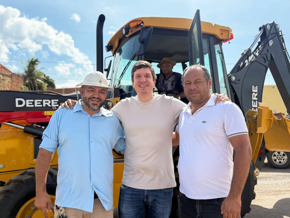 Deputado estadual Joãozinho Tenório entrega retroescavadeira em Verdejante adquirida por meio de emenda parlamentar